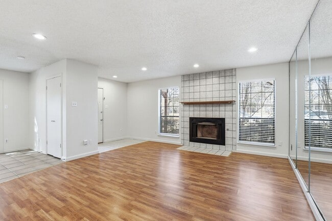 Building Photo - Grand in Grapevine