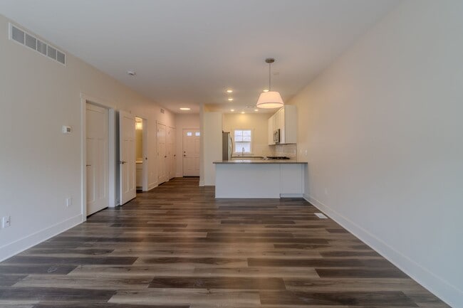 Building Photo - Premier Place and Premier Living!