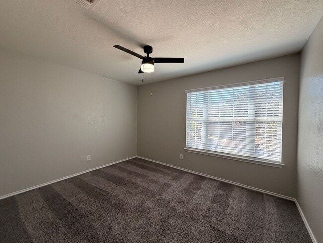 Building Photo - NICE 4 BEDROOM WITH EASY ACCESS TO LACKLAND AFB, SHOPPING, & SEA WORLD