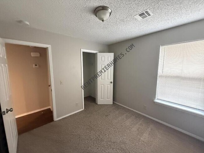 Building Photo - 1533 E 67th Pl