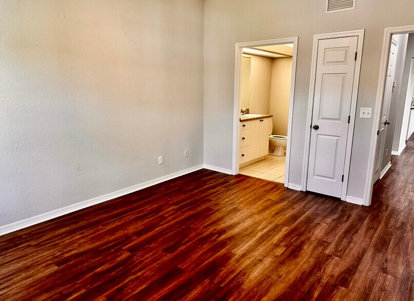In room bathroom - 507 Eagle Pond Dr