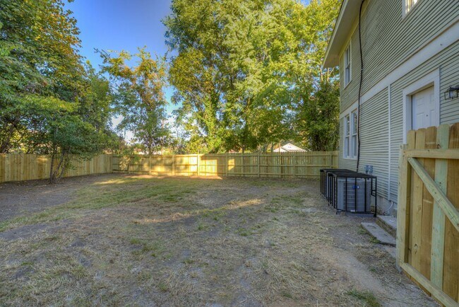 Building Photo - Crosstown home - rent reduced plus 1/2 off...