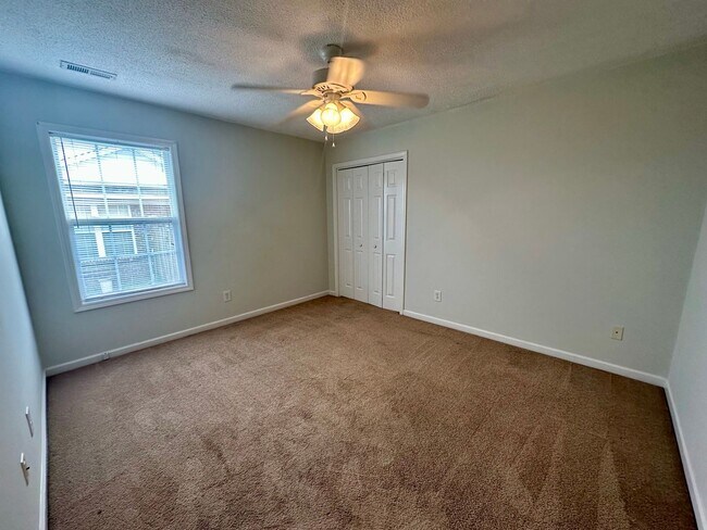Building Photo - Conveniently Located Duplex!