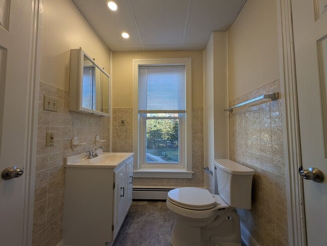 Building Photo - 2nd Floor 2 Bedroom Apartment