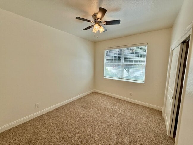 Building Photo - Beautiful Spacious 5 Bedroom Home located ...