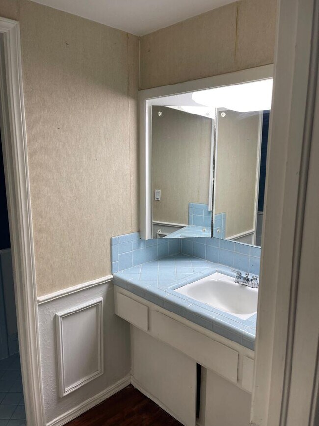 Building Photo - 7204 N Norman Rd