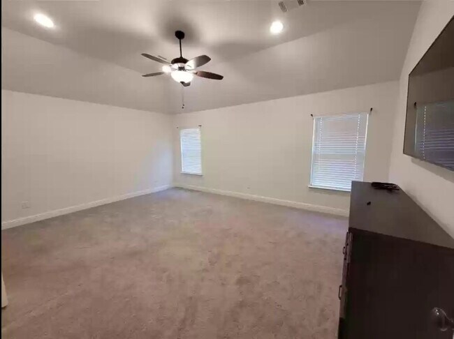 Building Photo - Available July 1, 2025. 3 Bedroom 2 Bath Home