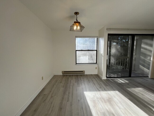 Building Photo - Spacious 2BD/1.5BA Ground-Floor Apartment with Spacious Bedrooms & Modern Kitchen Layout