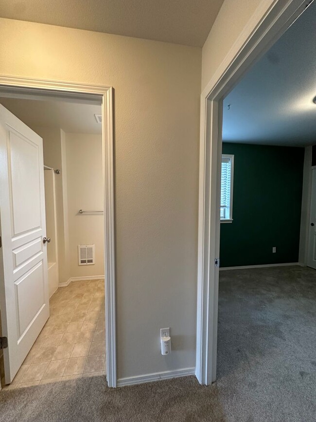 Building Photo - 25 SW Roosevelt Ave