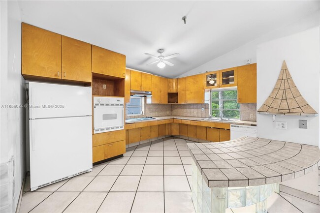 Building Photo - 7041 SW 63rd Ct