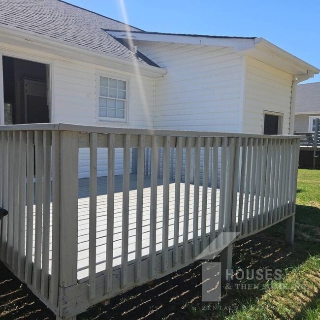 Building Photo - 403 Fairdale Dr