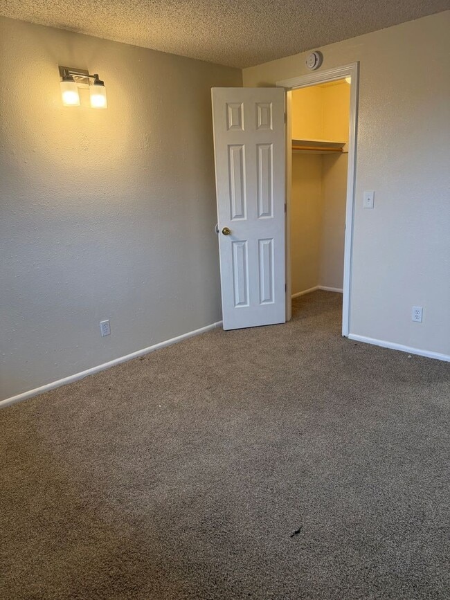 Building Photo - Second floor unit