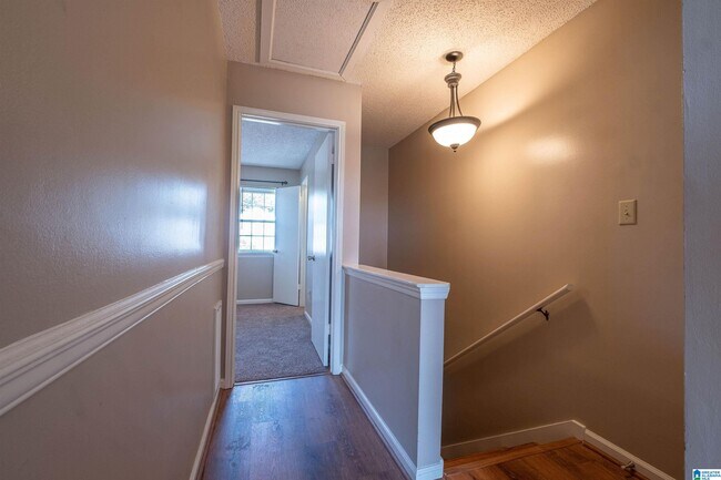 Building Photo - 1402 Applegate Dr