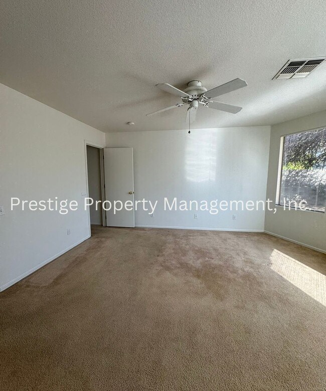 Building Photo - This charming 3+den/2 Bath East Home Is just What You Need!!