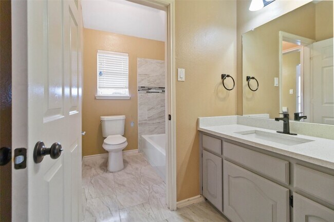 Building Photo - 2502 Chapel Hill Dr