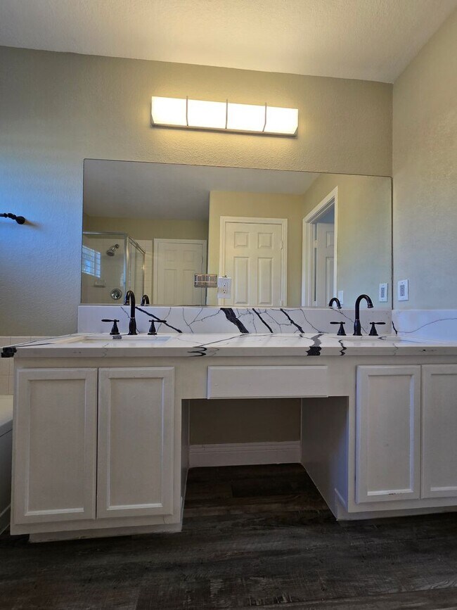 Building Photo - A Fabulous 4 Bedroom Home in Peccole Ranch