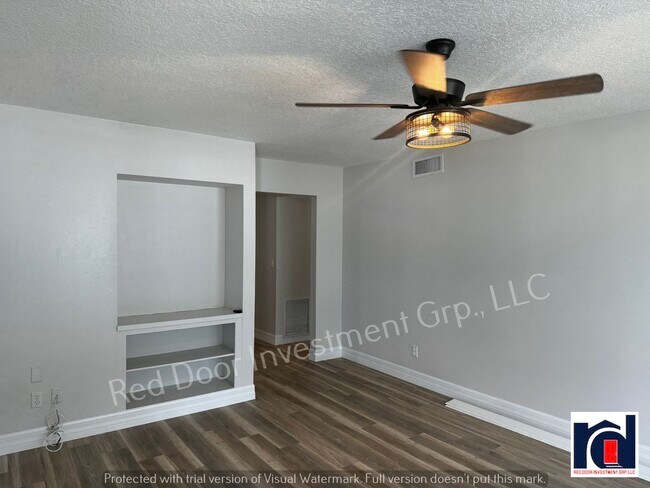 Building Photo - Renovated Spacious 2/2~w/All-in One Washer/Dryer & New AC~Deland