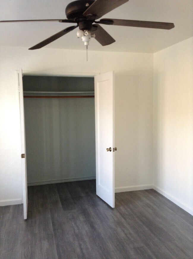 Building Photo - Cute Duplex front unit available