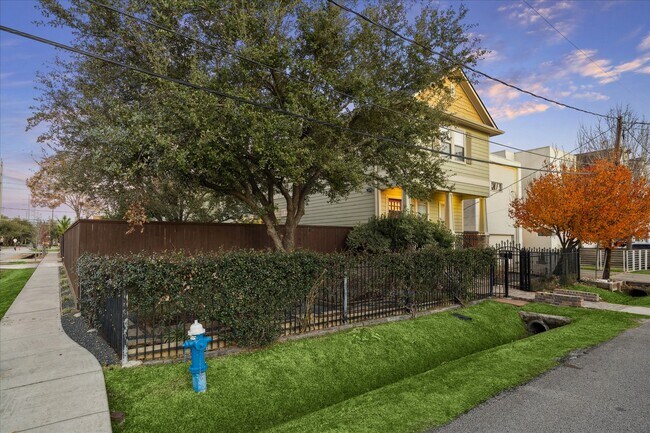 Building Photo - 840 Alexander St