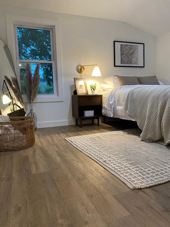 Building Photo - 613 Broadway St