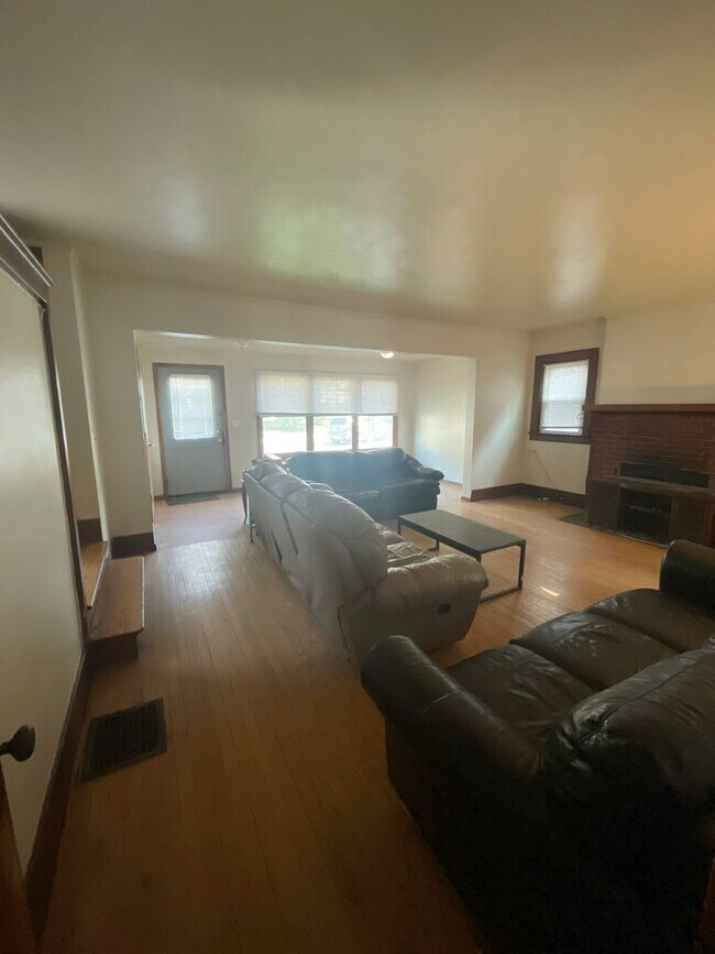 Building Photo - 926 Sylvan Ave