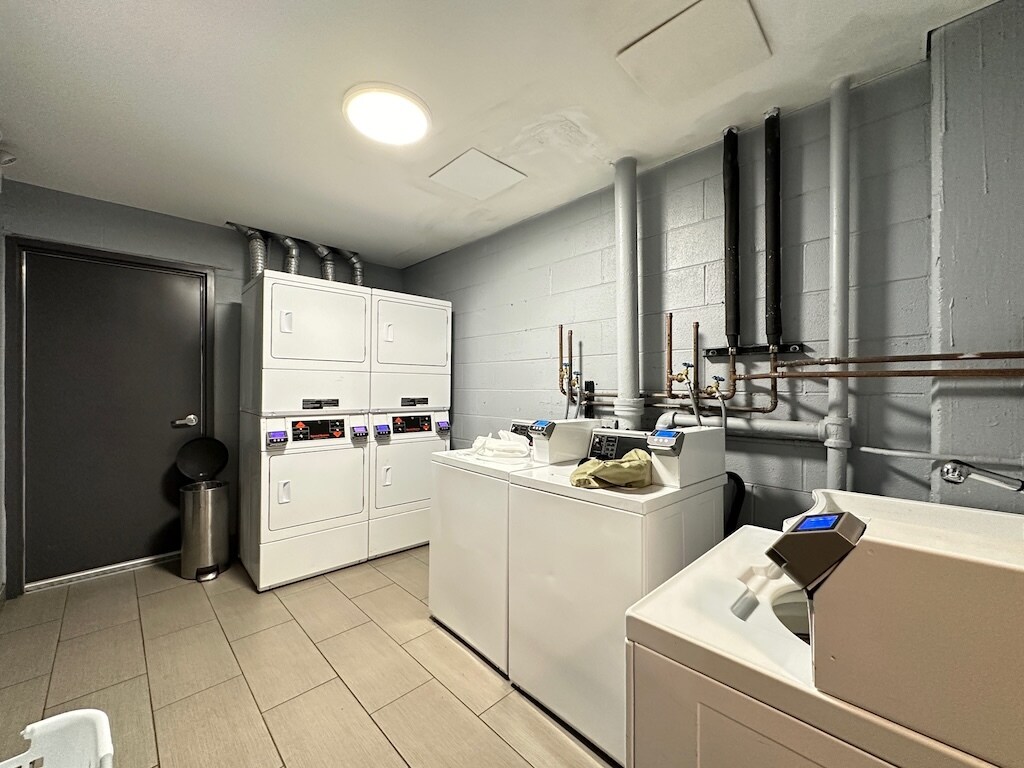 Building Photo - 1212 N La Salle Dr