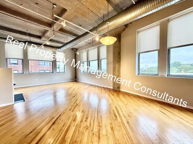 Building Photo - $600 Free Rent on 2Bed, 2 Bath at Western Auto