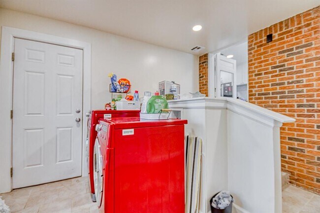 Building Photo - 1205 Westlawn Dr