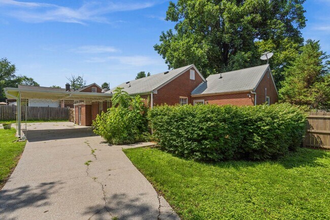 Building Photo - 1001 Horseshoe Dr