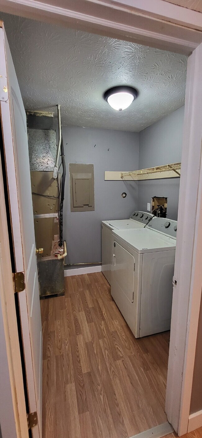 Building Photo - 2 Bedroom Country apartment