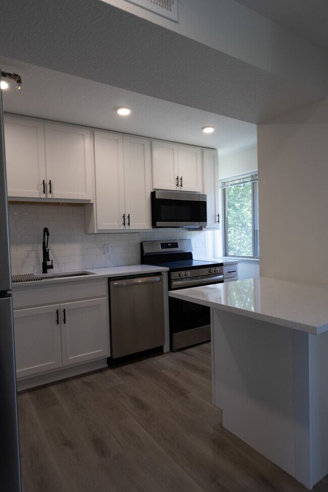 Building Photo - $1,450 / 2br - 560ft2 - RENOVATED 2BD, 1BA...