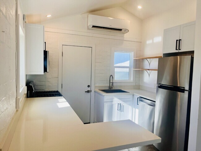 Building Photo - Adorable Studio Cabin near Joshua Tree Town Center
