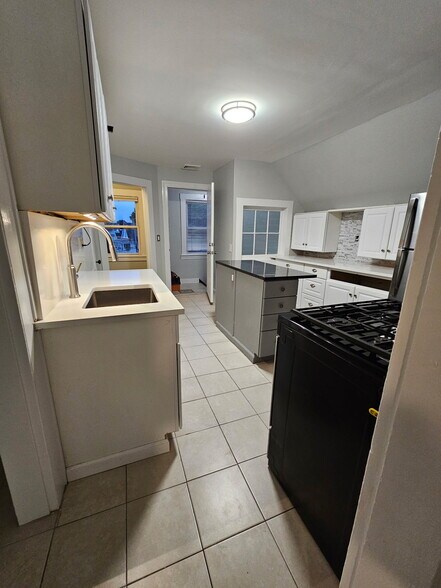Kitchen - 675 Courtland Ave