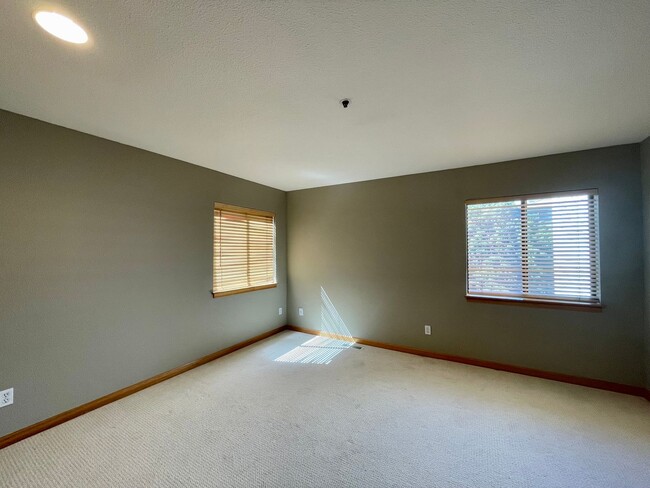 Building Photo - Great NW 1 Bedroom 1 Bath Loft Condo - W/D...