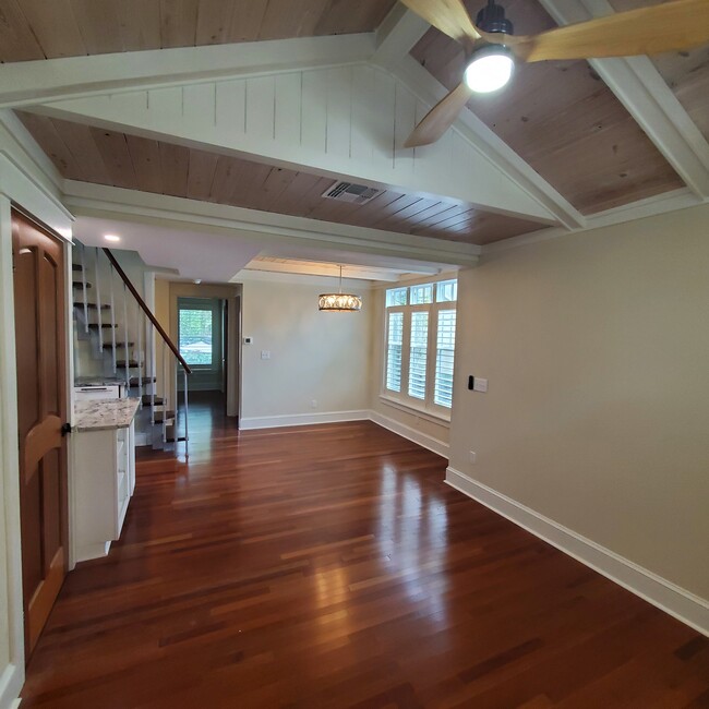 Building Photo - 1124 Azalea Ln