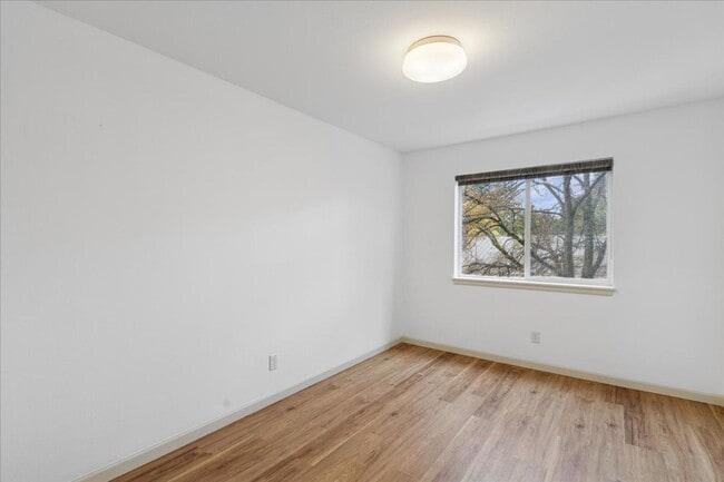 Building Photo - Prime Maple Leaf Bright 2-Bed 2-Bath Corner Condo