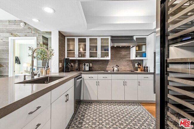 Building Photo - 13700 Marina Pointe Dr