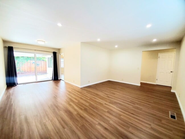 Building Photo - Lovely 3 bedroom 2 bath duplex with private garage and backyard