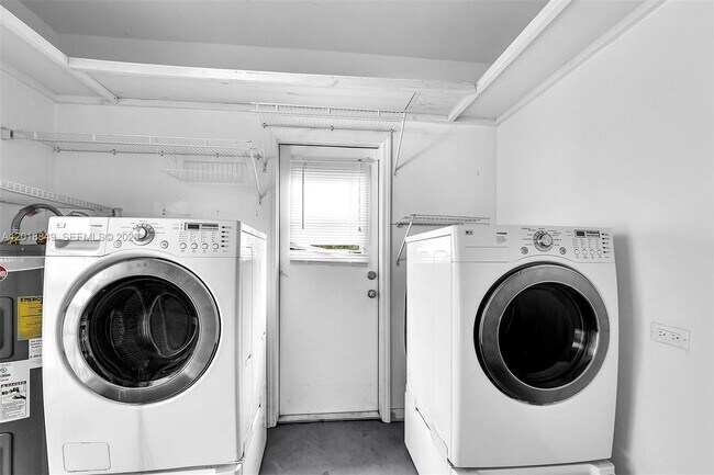 Building Photo - 1550 SW 23rd Ct