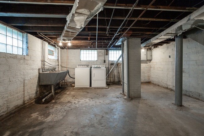 Building Photo - 3300 Dellwood Rd