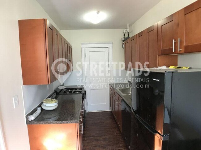 Building Photo - bedroom in Boston MA 02215