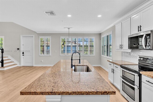 Building Photo - 11541 SW 15th Ave