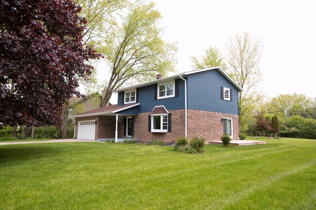 Building Photo - 10234 N La Cresta Dr