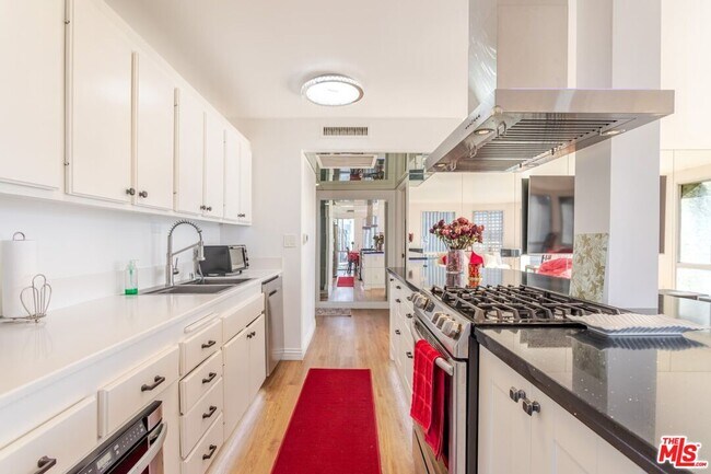 Building Photo - 800 W 1st St