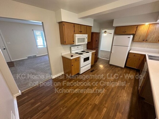 Building Photo - 6401 W 72nd Terrace