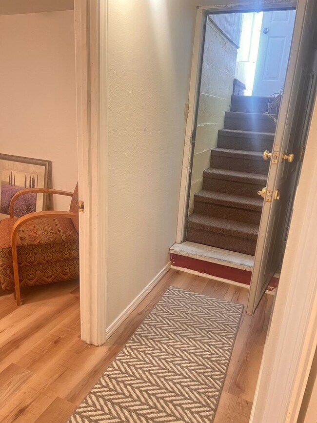 Building Photo - Fully furnished, short term 1 bedroom!