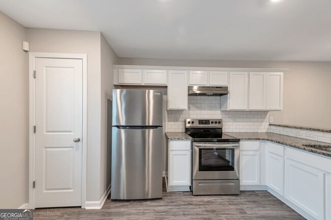 Building Photo - 320 Ashigan St