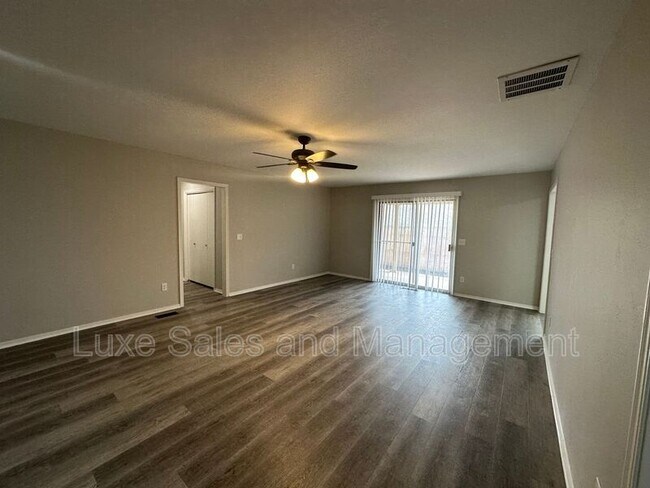 Building Photo - 6102 N Ross Ave