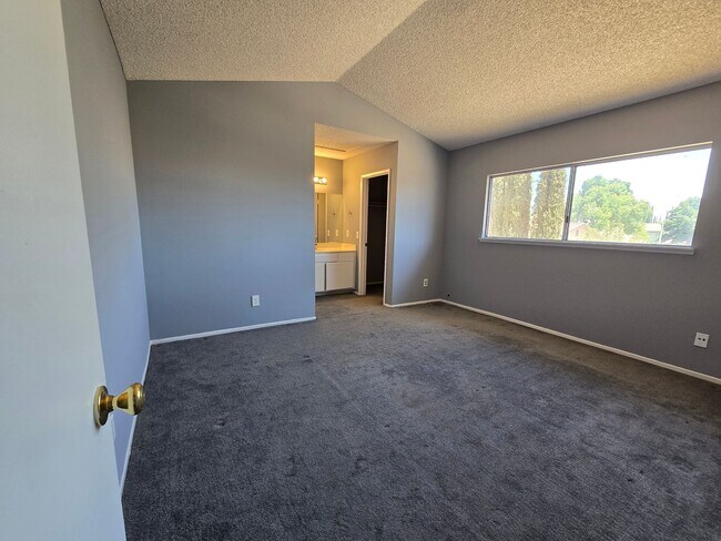 Building Photo - 39418 Southcliff Way