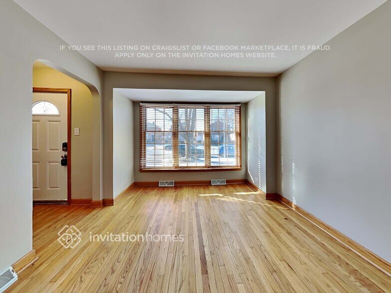 Building Photo - 9131 S Sacramento Ave